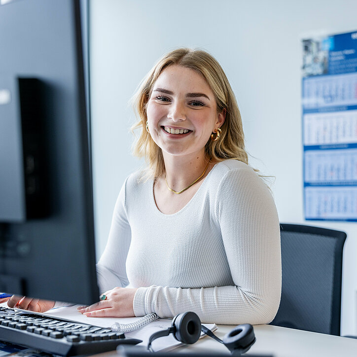 R+F Mitarbeiterin im Büro