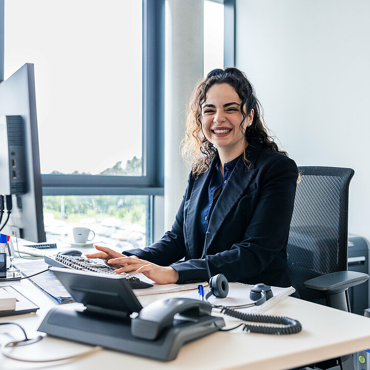 R+F Mitarbeiterin im Büro