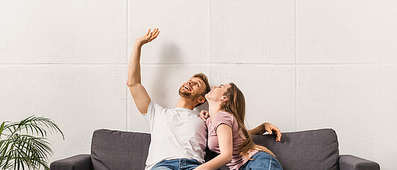 AdobeStock Paar auf Sofa unter Klimagerät