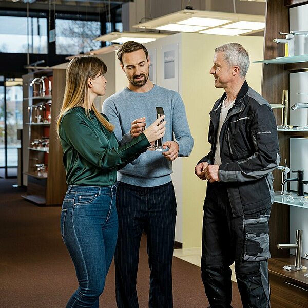 Handwerker und Kunden im Richter+Frenzel BäderStore