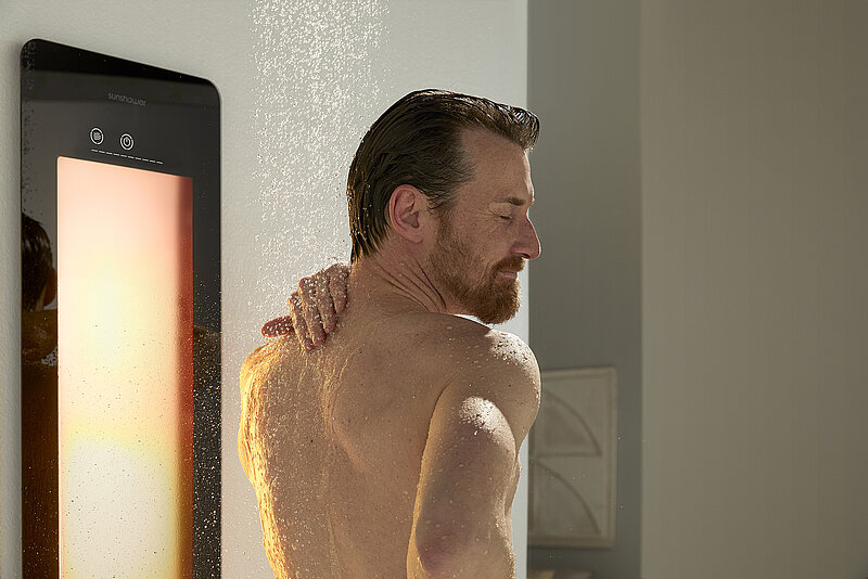 sunshower®: Mann duscht mit Infrarot