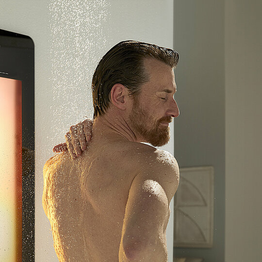 sunshower®: Mann duscht mit Infrarot