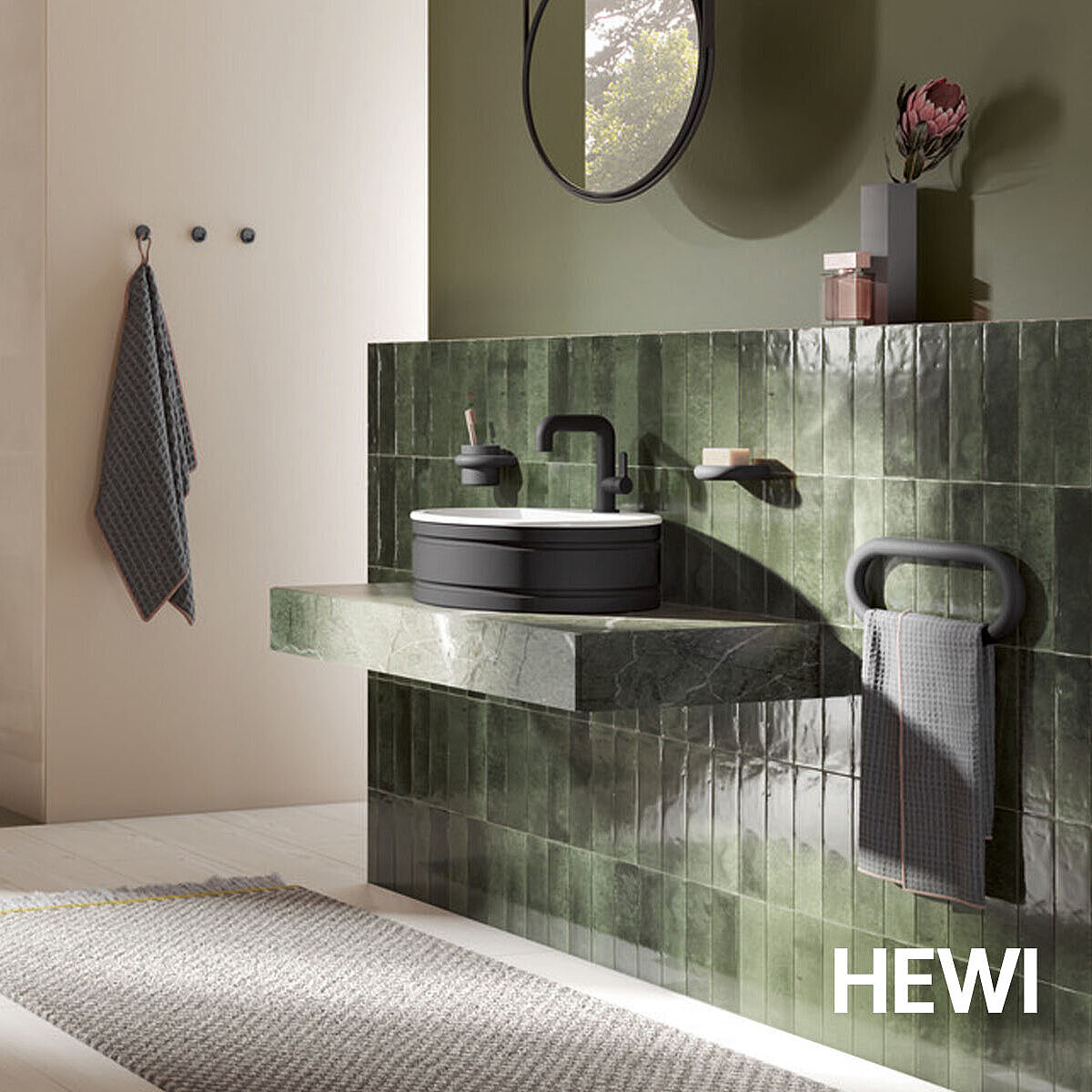 HEWI Serie 477/801 Bad in Grüntönen, HEWI Logo