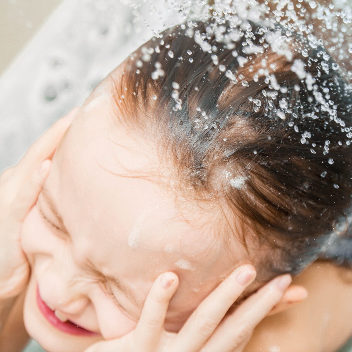 Mädchen unter der Dusche