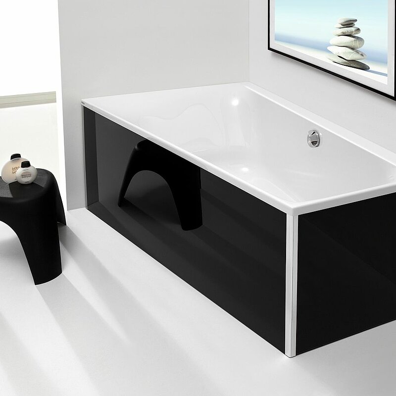 schwarz-weiße Badewanne