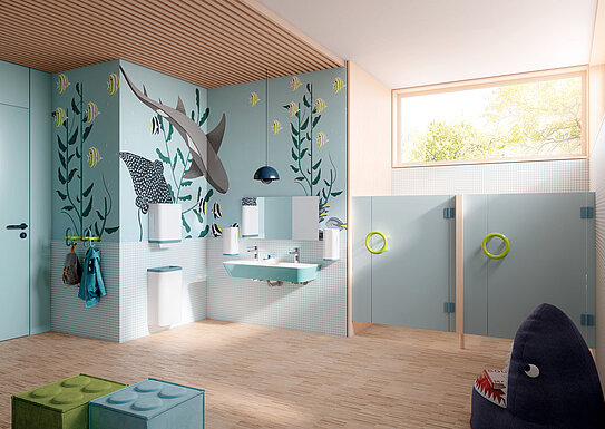 Serie 477 Education: HEWI Spenderprodukte Serie 477 in aquablau/signalweiß, HEWI Doppelwaschtisch, Armatur AQ800K, HEWI Spiegel aus ESG-Sicherheitsglas mit Splitterschutzfolie, Türdrücker und -Griffe Serie 111