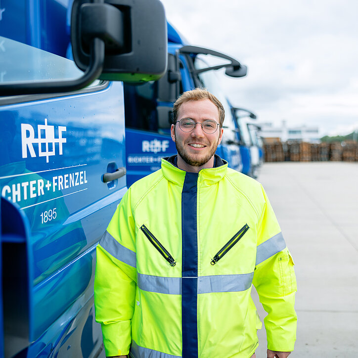 R+F Berufskraftfahrer neben dem LKW
