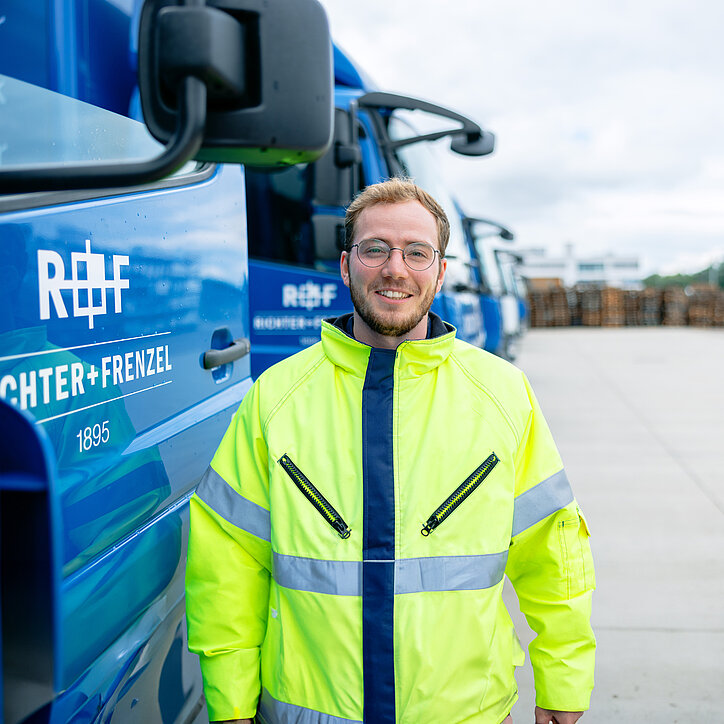 R+F Berufskraftfahrer neben dem LKW