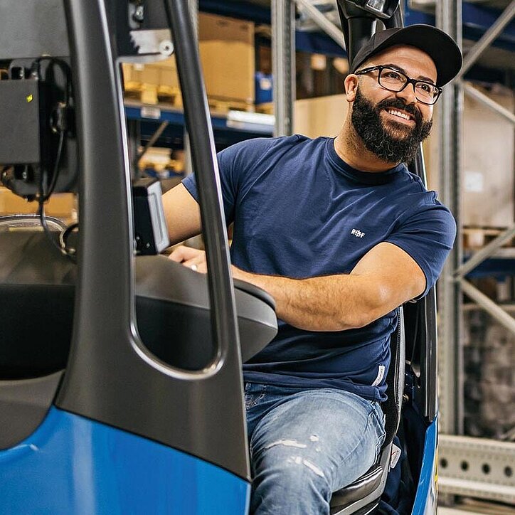 R+F Mitarbeiter im Lager