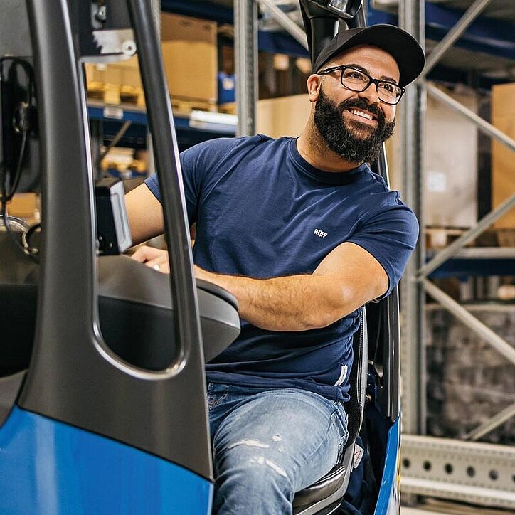 R+F Mitarbeiter im Lager