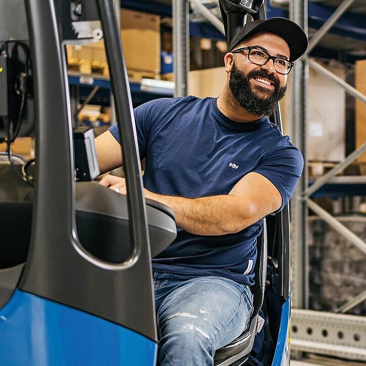 R+F Mitarbeiter im Lager
