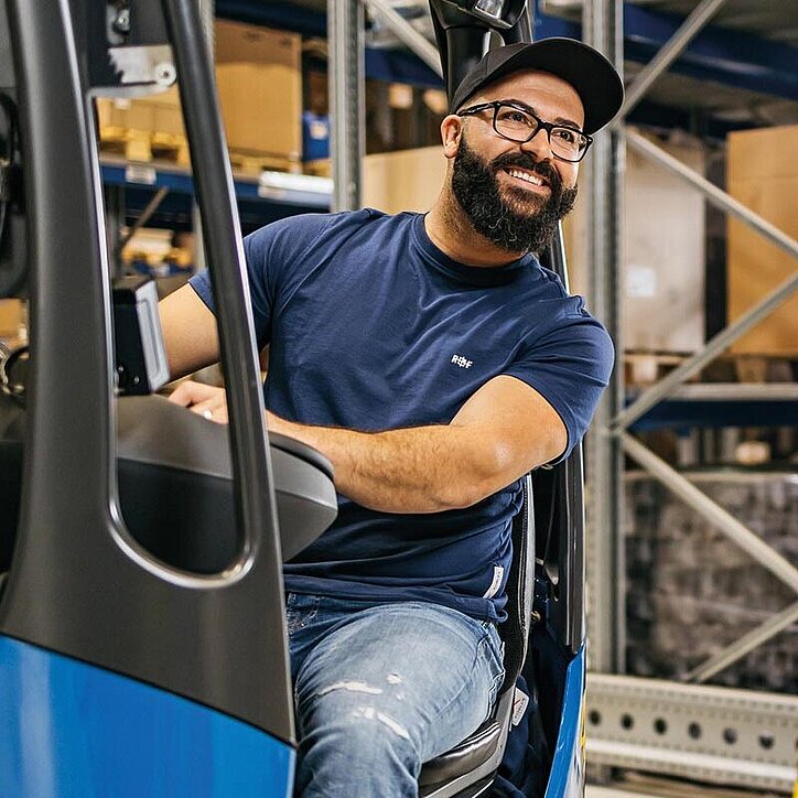 R+F Mitarbeiter im Lager
