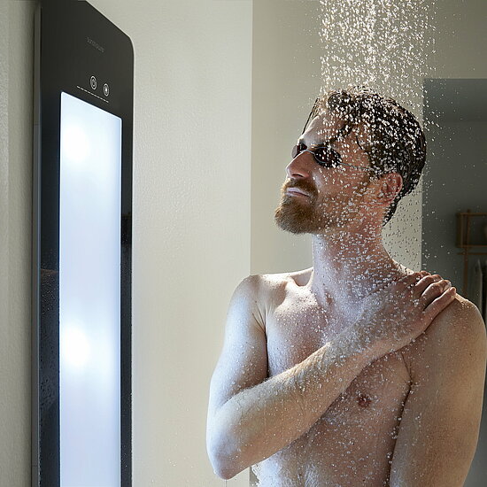 sunshower®: Mann duscht mit UV-Licht