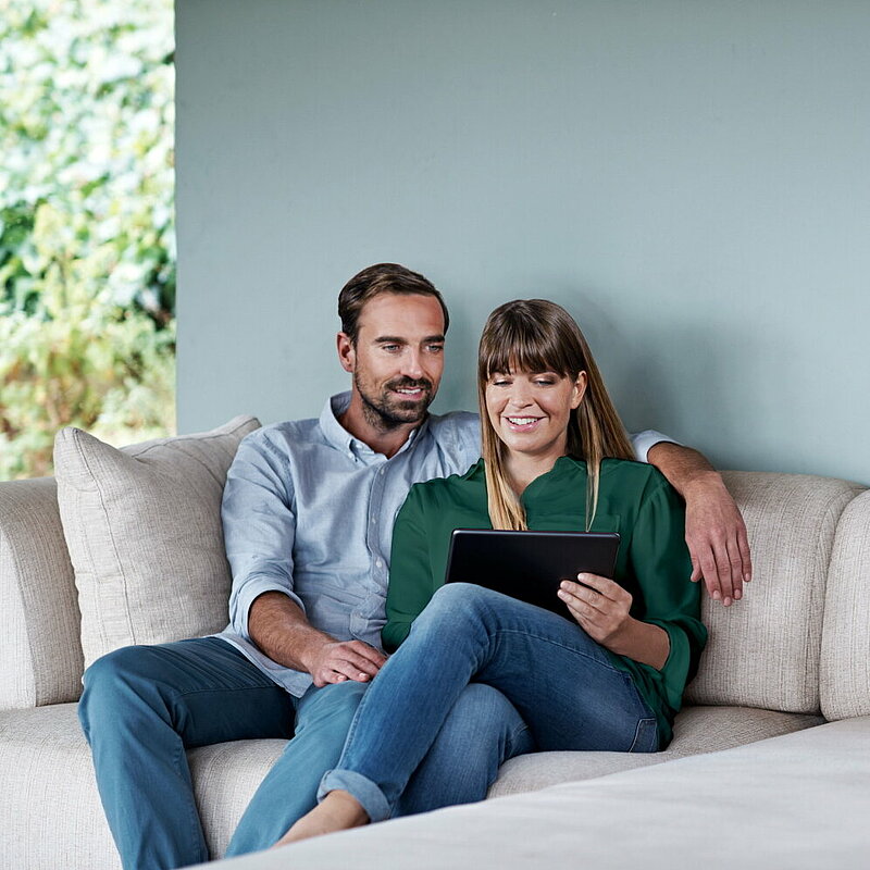 Paar mit Tablet im Wohnzimmer