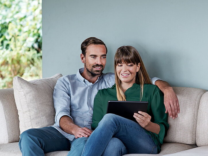 Paar mit Tablet im Wohnzimmer