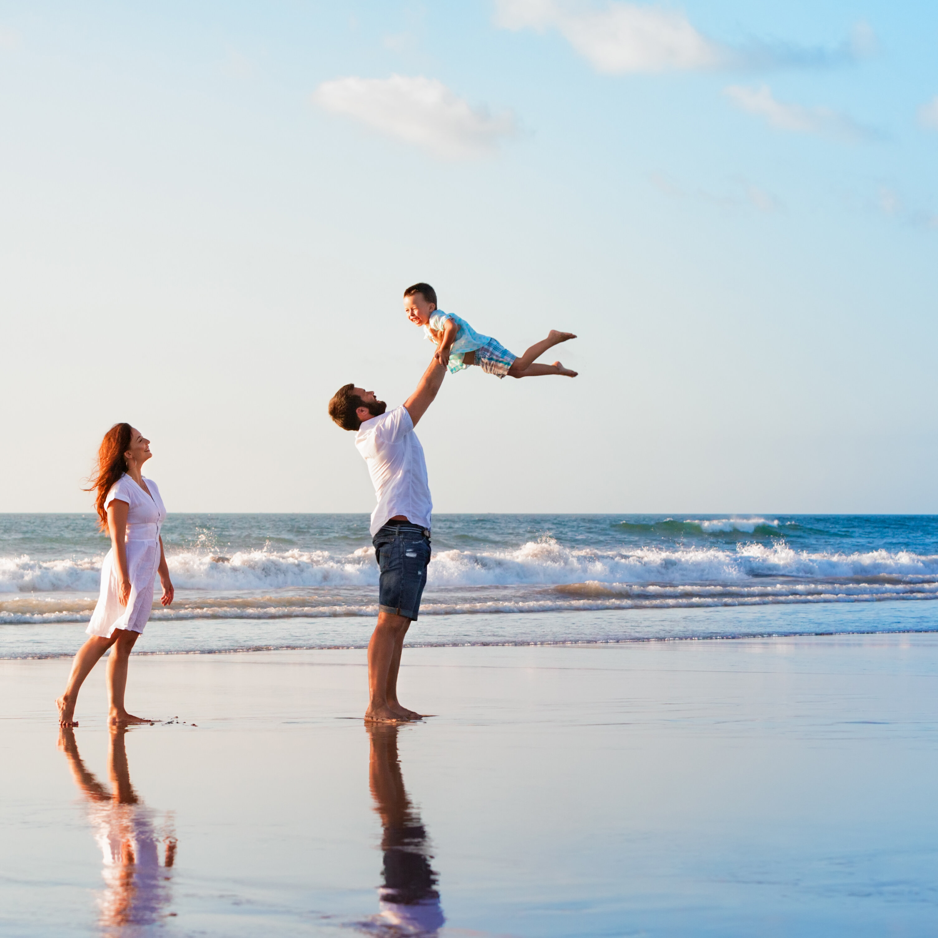 Familie am Strand - Welche Luft erfrischt dein Leben?