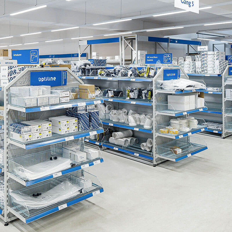 Innenansicht eines ProfiStores. Blick auf mehrere Regalreihen mit unterschiedlichen Produkten.