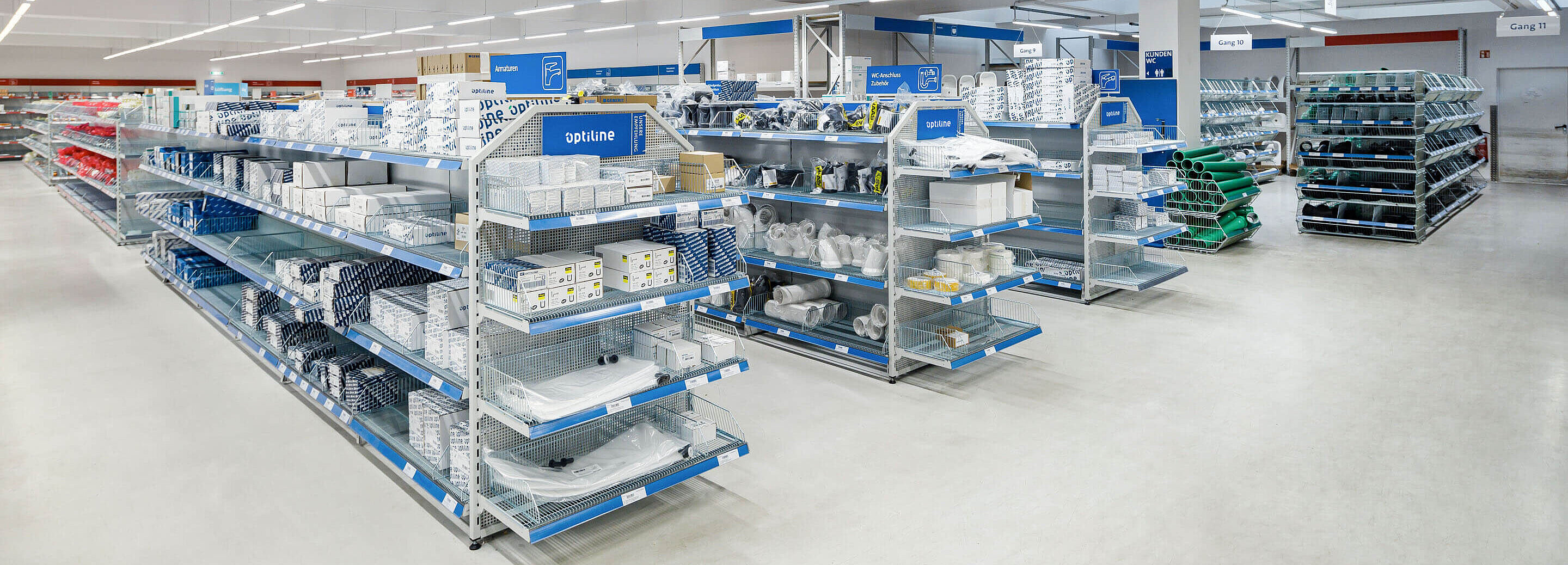 Innenansicht eines ProfiStores. Blick auf mehrere Regalreihen mit unterschiedlichen Produkten.
