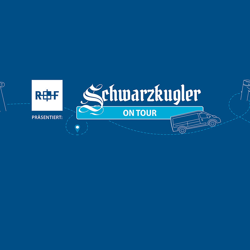 Blaues Banner mit Strichzeichnungen von Sanitärobjekten und einem kleinen Auto. Text darauf: R+F präsentiert: Schwarzkugler on tour