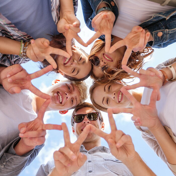 junge Menschen machen Victory-Zeichen