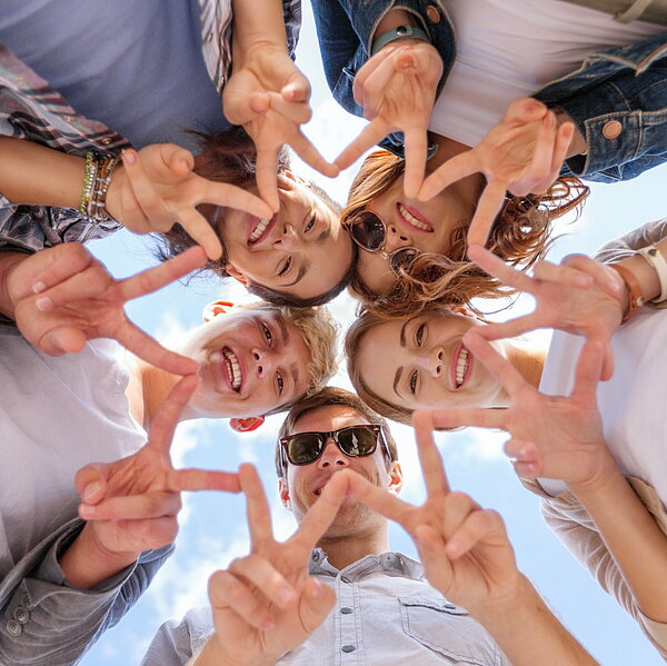 junge Menschen machen Victory-Zeichen