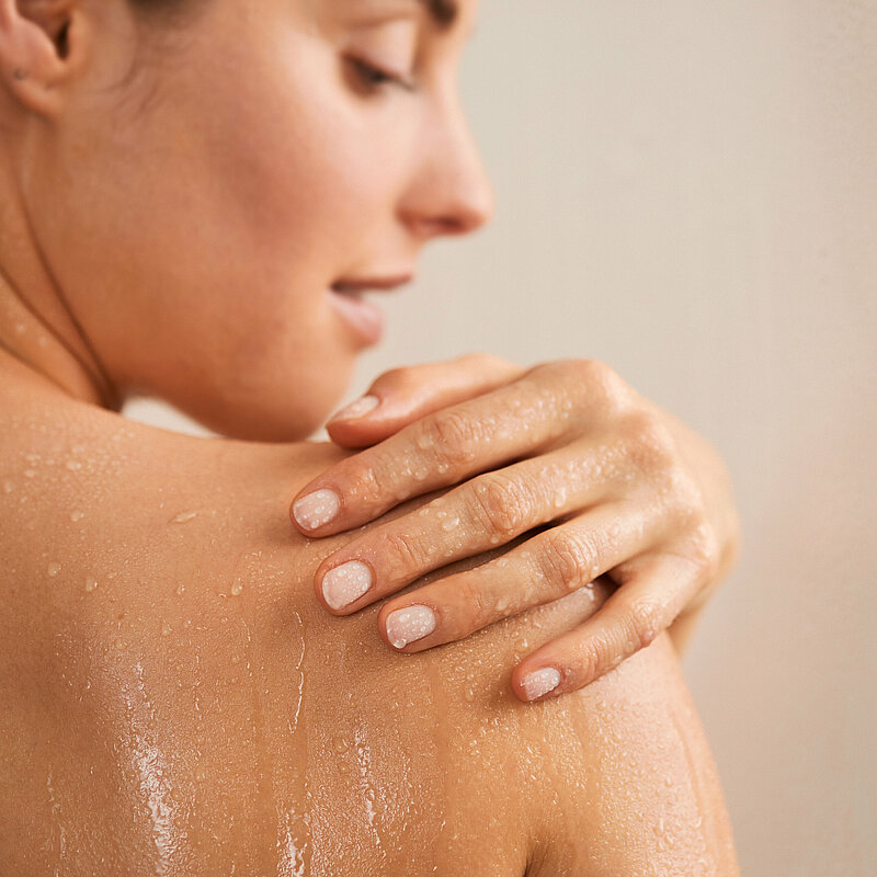 Frau unter der Dusche