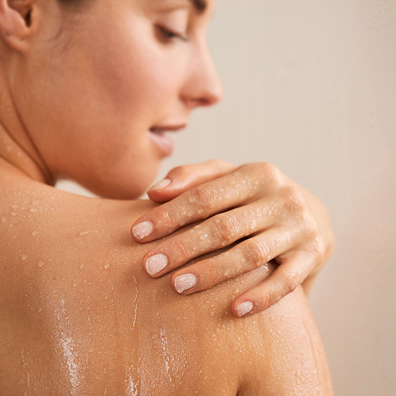 Frau unter der Dusche