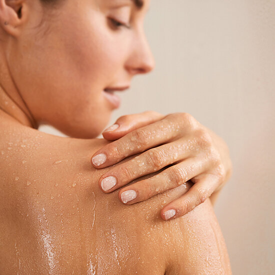 Frau unter der Dusche