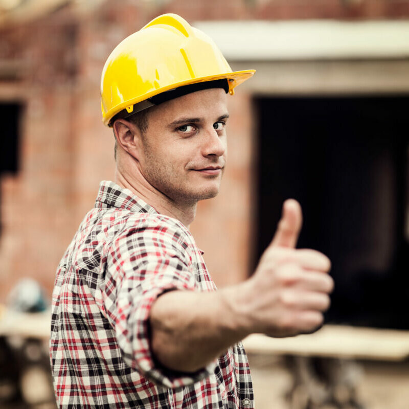 Handwerker zeigt Daumen hoch