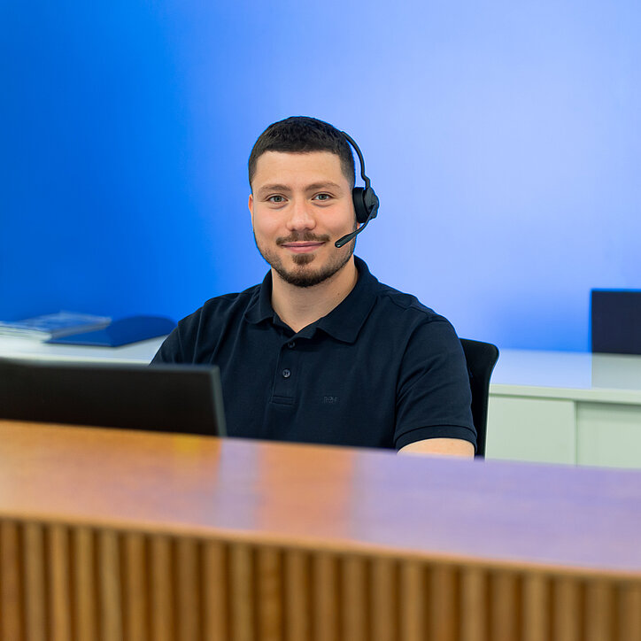 R+F Azubi mit Laptop und Headset