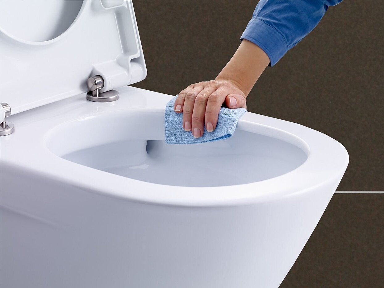 WC Reinigung bei geöffnetem Deckel