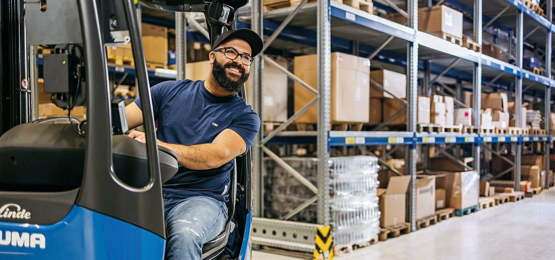 Logistikmitarbeiter bei R+F