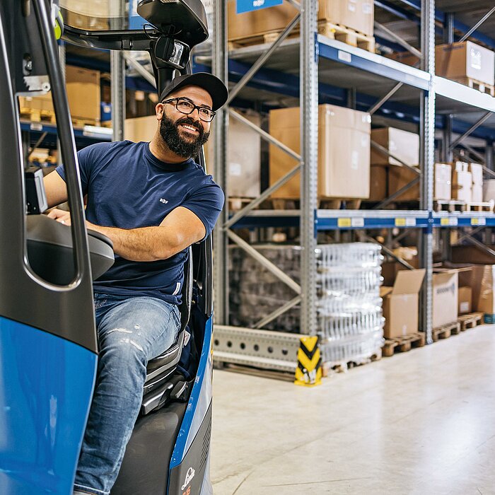 Logistikmitarbeiter bei R+F