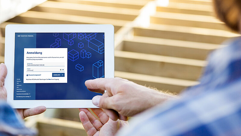 Tablet mit Onlineshop RF24 auf der Baustelle