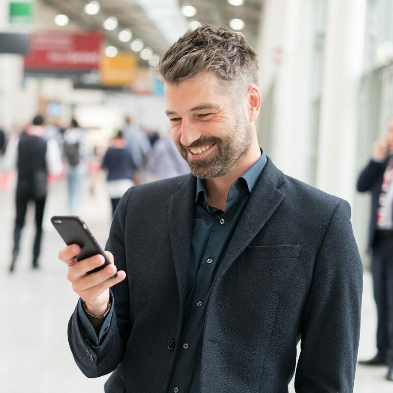 Mann mit Smartphone