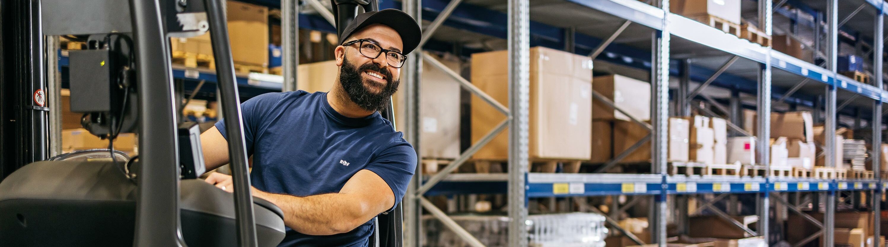 Logistikmitarbeiter bei R+F