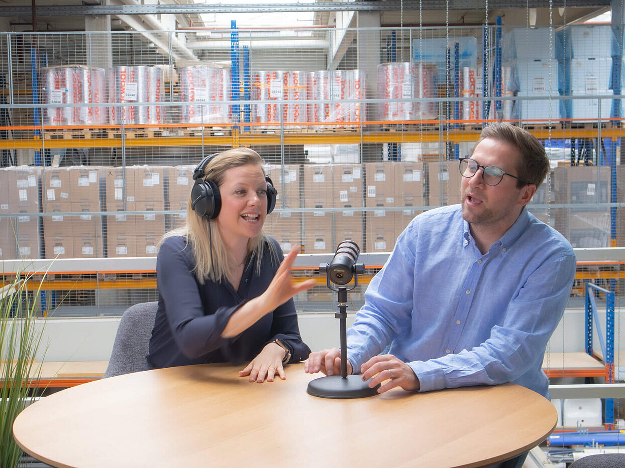 Hosts R+F Podcast: Marina Prucker und Bene Schellenberger im Podcast-Studio