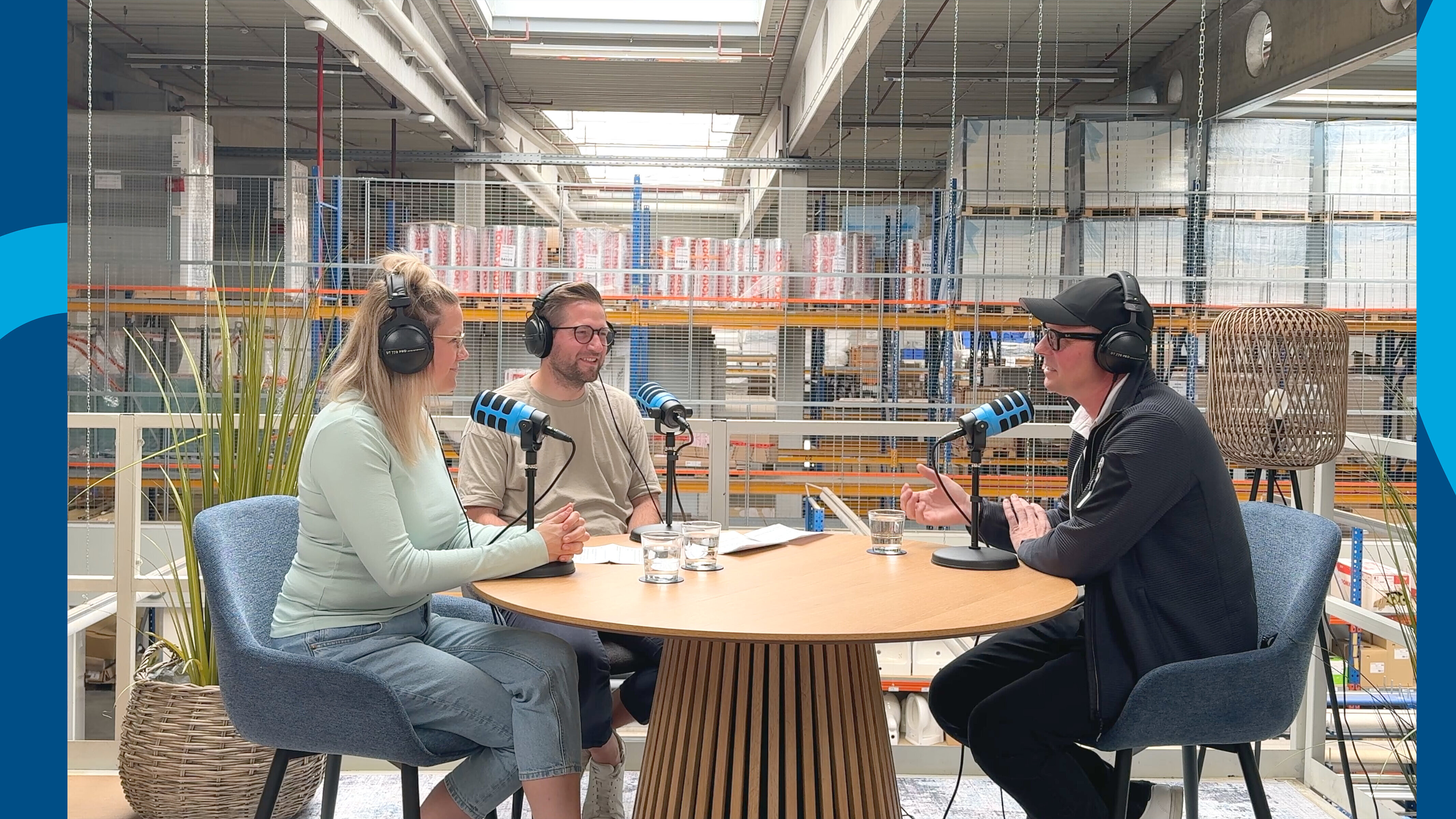Hosts R+F Podcast Marina Prucker und Bene Schellenberger mit Gast Patrick Stimpfle im Podcast-Studio