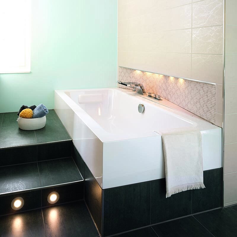 Badewanne mit beleuchtetem Podest