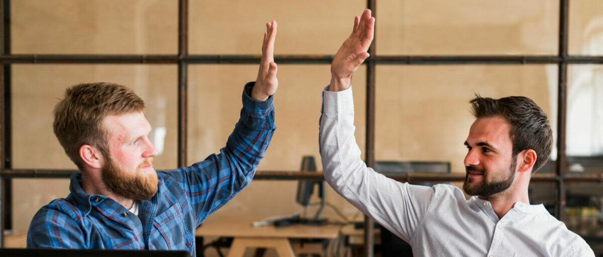 Kollegen geben sich "High Five"