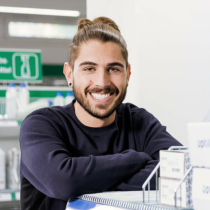 R+F Mitarbeiter im Abhollager für das Fachhandwerk