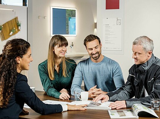 Kunden und Handwerker bei der Beratung im R+F BäderStore