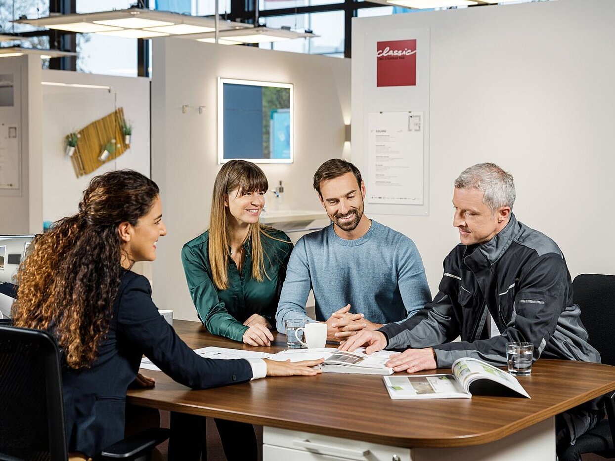 Kunden und Handwerker bei der Beratung im R+F BäderStore