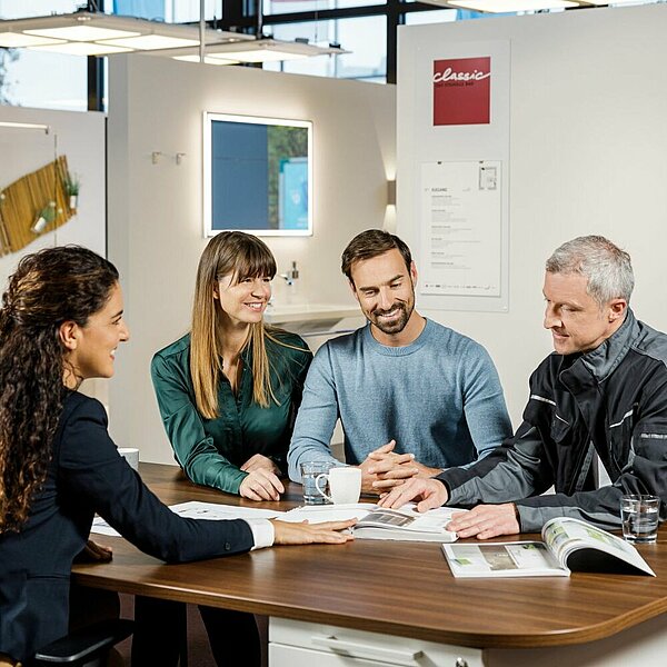 Kunden und Handwerker bei der Beratung im R+F BäderStore
