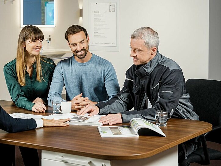 Kunden und Handwerker bei der Beratung im R+F BäderStore