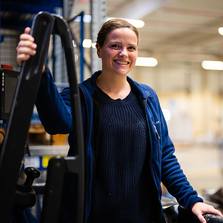 R+F Mitarbeiterin im Lager