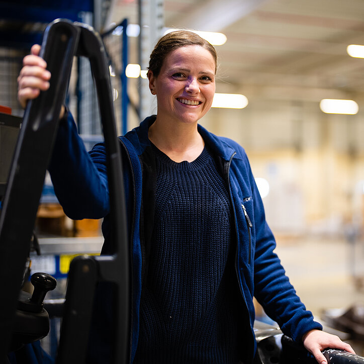 R+F Mitarbeiterin im Lager