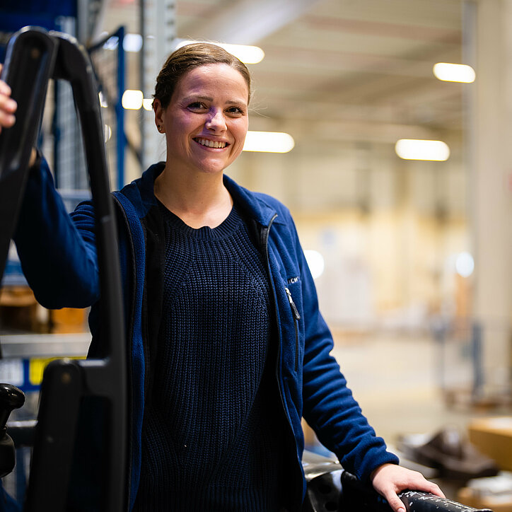 R+F Mitarbeiterin im Lager