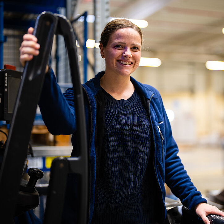 R+F Mitarbeiterin im Lager
