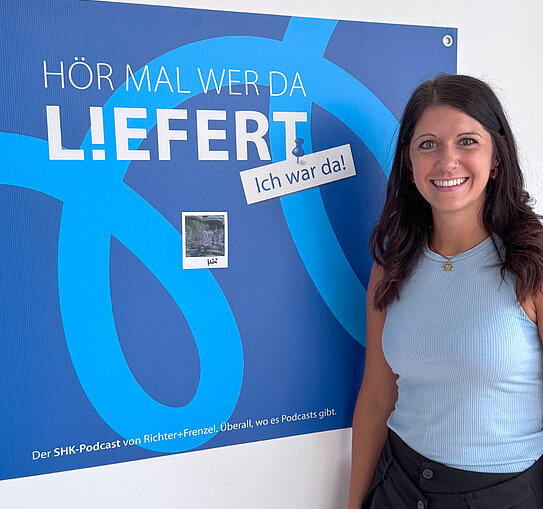 R+F Podcast Gast Martina Mirlach im Podcast-Studio vor der “Hör mal, wer da liefert”-Fotowand